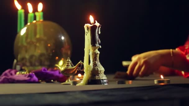 Brandende kaarsen op de tafel in de magische salon. Het gemiddelde plan — Stockvideo