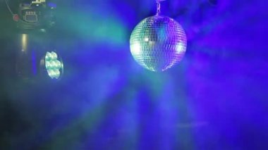 Onu duman farklı renkteki yönelik spot siyah bir zemin üzerine ayna disko topu. Ortalama planı