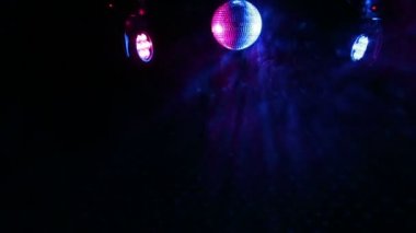 Aynalı küreyi duman duman makineden ve çalışma ışık ışınları disko için