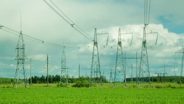 いくつかの電力線サポートは 流れる雲の背景 — ストック動画