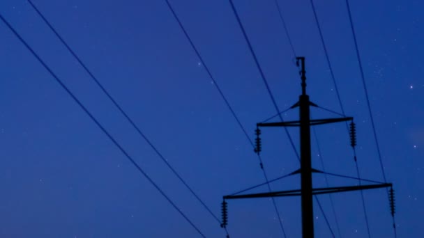 Power Line Support Mot Bakgrund Den Kväll Stjärnhimlen Himlen Blir — Stockvideo