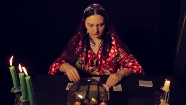 Циганський тендер про статок за столом свічками диво карти . — стокове відео
