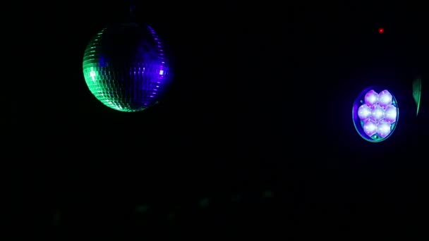 Espejo de bola para discoteca en los rayos de luz de trabajo y humo de la máquina de humo — Vídeo de stock