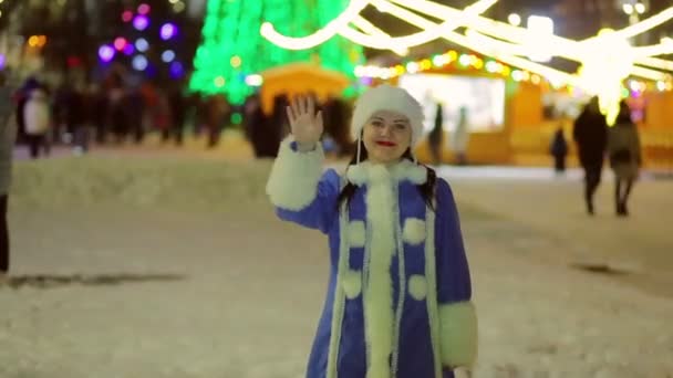 Sneeuw Maiden verwelkomt mensen vóór Kerstmis op het plein. Het gemiddelde plan — Stockvideo
