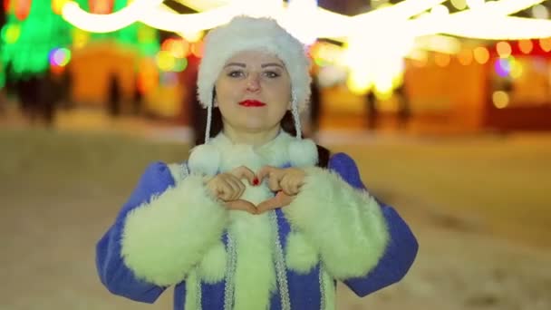 Snow Maiden muestra un corazón con sus manos. Primer plano — Vídeo de stock