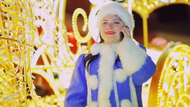 Smiling Snow Maiden talking on the phone in a carriage. Close-up — Stock Video