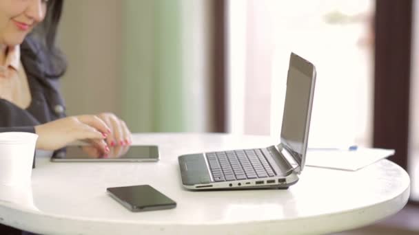 Handen Van Een Jonge Vrouw Een Donker Jasje Werken Een — Stockvideo