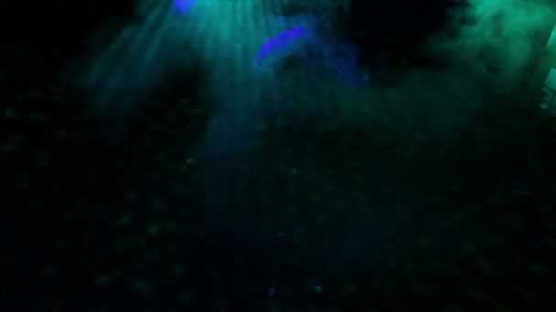 镜球为迪斯科在工作照明和烟雾机器的射线 — 图库视频影像