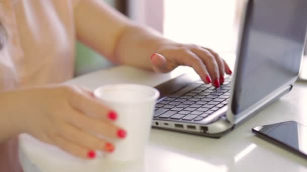 Vrouwelijke Handen Close Print Tekst Een Laptop Drinken Uit Een — Stockvideo
