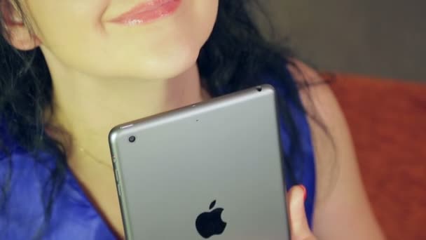 Una Mujer Joven Escribe Tableta Del Ipod Levanta Soñadoramente Sus — Vídeos de Stock