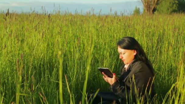 Una Giovane Donna Sta Lavorando Tablet Nel Parco Tra Piani — Video Stock