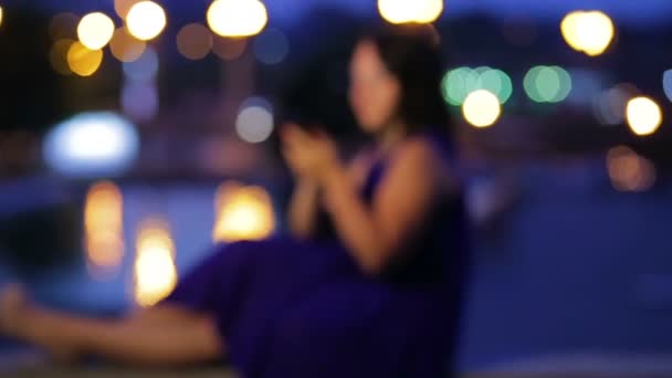 Por Noche Una Joven Con Vestido Azul Está Sentada Vapor — Vídeo de stock