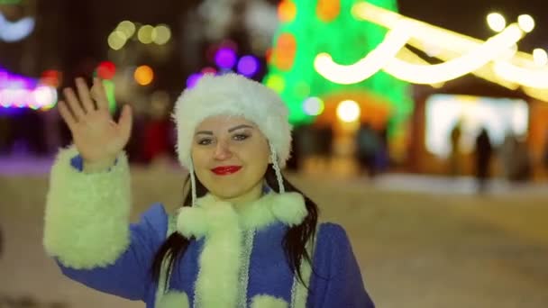 Snow Maiden da la bienvenida a todos antes de Navidad en la plaza — Vídeo de stock