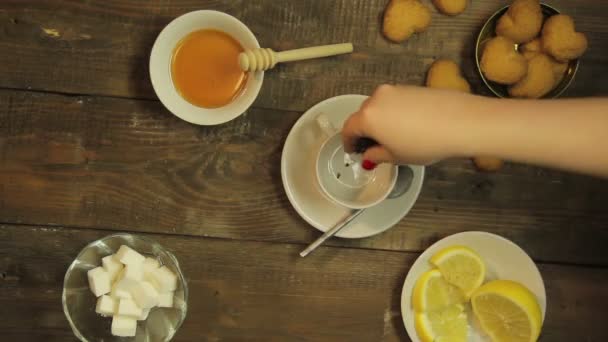 Eine Weibliche Hand Wirft Eine Prise Grünen Tee Eine Tasse — Stockvideo