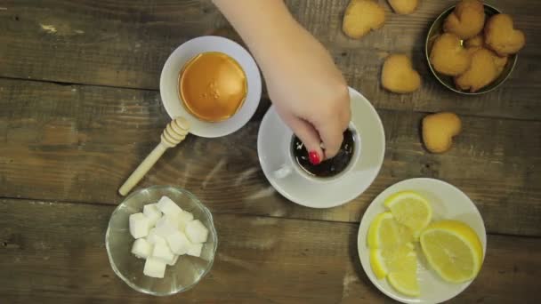 La mano femenina remover cuchara de té recién hecho. Vista desde arriba — Vídeos de Stock