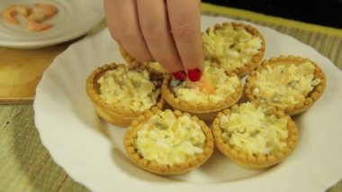 Kadın tartlets karides salatası ile süsle. Ortalama planı