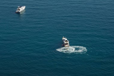 Yakından-mavi su denizde Yelkenli Yatlar.