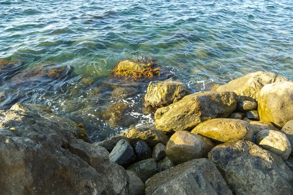 Large stones and fragments of rocks in the sea. — Stock Photo, Image