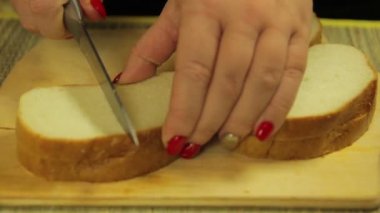 El beyaz ekmek kanepeler için keser. Zaman sukut. Ortalama planı