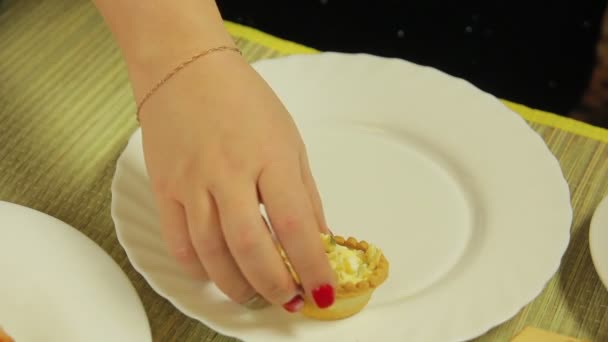 Mão Feminina Põe Salada Tortinhas Chapa Branca Plano Médio — Vídeo de Stock