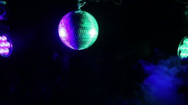 Onu duman farklı renkteki yönelik spot siyah bir zemin üzerine ayna disko topu. Ortalama planı