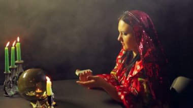 Mum ışığında bir servet salon genç bir çingene kartları kehanet için ücretleri