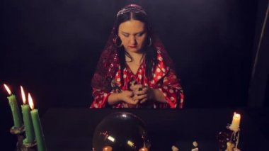 Çingene falcı mum ışığı harikalar kartları tarafından masada