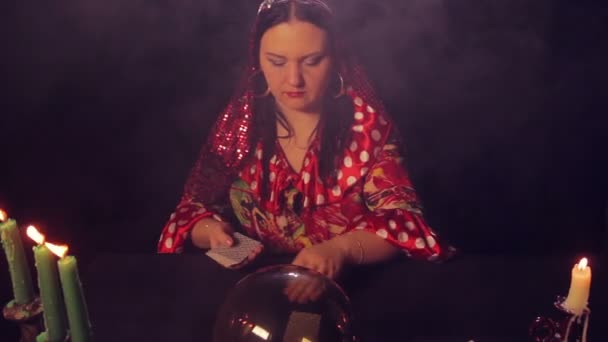 Çingene falcı mum ışığı harikalar kartları tarafından masada — Stok video