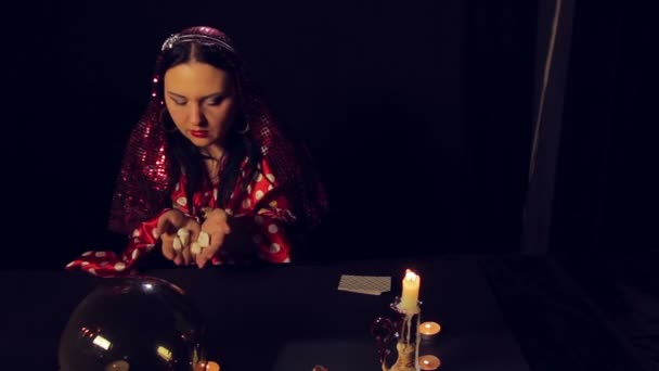 Цыганский гадалка за столом при свечах чудеса на белых камнях — стоковое видео