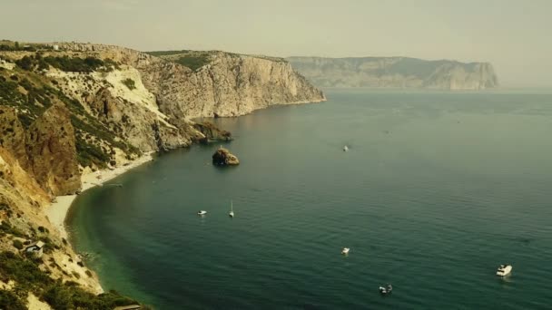 Mer dans la brume brumeuse vue des montagnes. Yachts naviguent le long de la côte — Video