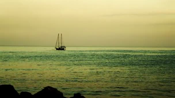 Маленькая яхта в море на закате. Общий план — стоковое видео