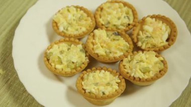 Tartlets beyaz bir tabak salata. Yakın çekim