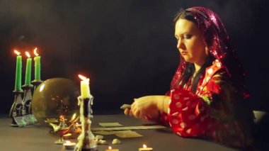 Mum ışığında bir servet salon genç bir çingene kartları masaya kehanet için ortaya konuyor