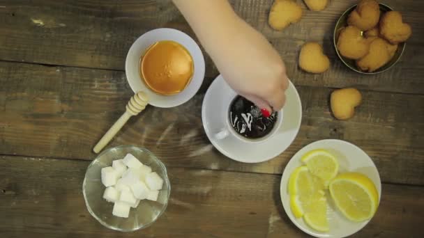 Kvinnlig hand stir sked bryggt nybryggt te. Visa från ovan — Stockvideo