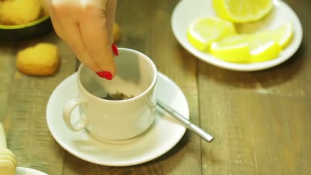 一个女人把一杯绿茶倒进杯子里 平均计划 — 图库视频影像