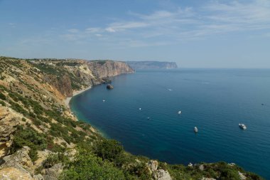 Uçuruma görünümünden yatlar içinde yüzen deniz sis üzerinde.