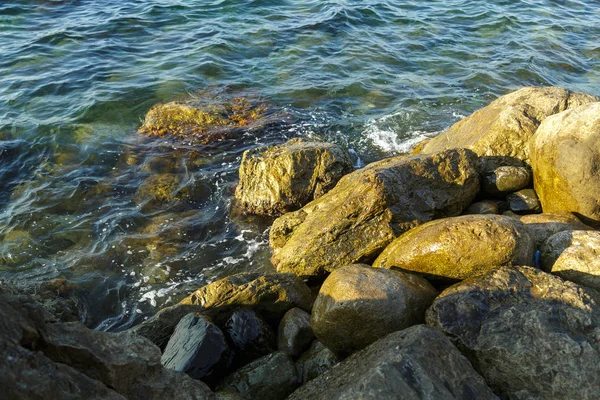 Large stones and fragments of rocks in the sea. — Stock Photo, Image