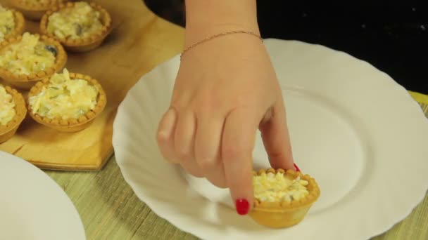 女性の手は白いプレートにタルトでサラダを置きます。時間周 — ストック動画