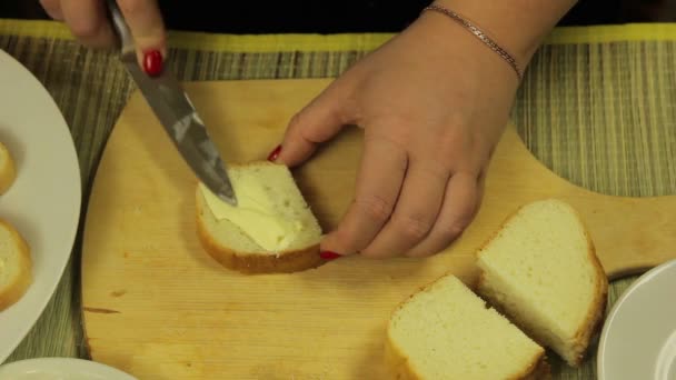 Mão Feminina Mancha Manteiga Branca Para Canapés Com Manteiga Plano — Vídeo de Stock