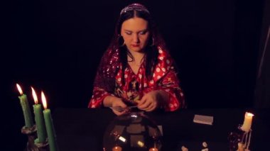 Çingene falcı mum ışığı harikalar kartları tarafından masada