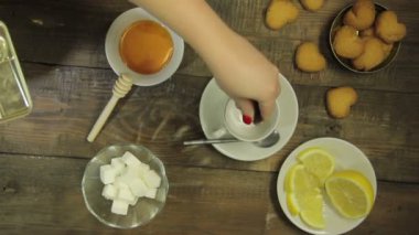 El bir çay kaşığı bir daire koyar. Yukarıdan görüntülemek