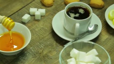 Bir daire içinde bal karıştırarak el. Ortalama planı