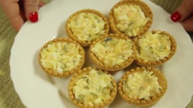 Tartlets beyaz bir tabak salata. Yakın çekim