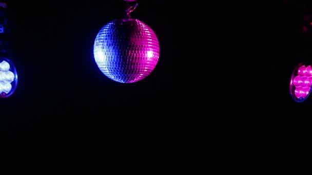 镜子球为迪斯科在一个黑色背景在工作的照明的光芒 — 图库视频影像
