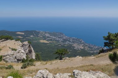 Yüksek dağlardan deniz mavi genişlik görüntüleyin. Güneşli gün.