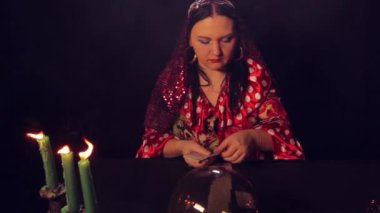 Çingene falcı mum ışığı harikalar kartları tarafından masada.