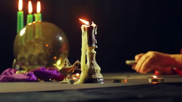 Зажигание свечей на столе в волшебном салоне — стоковое видео