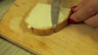El canap ekmek üzerine tereyağı yayılır