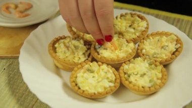 Kadın tartlets karides salatası süsle. Yakın çekim