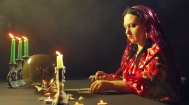 Mum ışığında bir servet salon genç bir çingene kartları masaya kehanet için ortaya konuyor. Ortalama planı